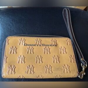 Dooney & Bourke MLB Yankees Tan Large Zip Around Wristlet-GUC